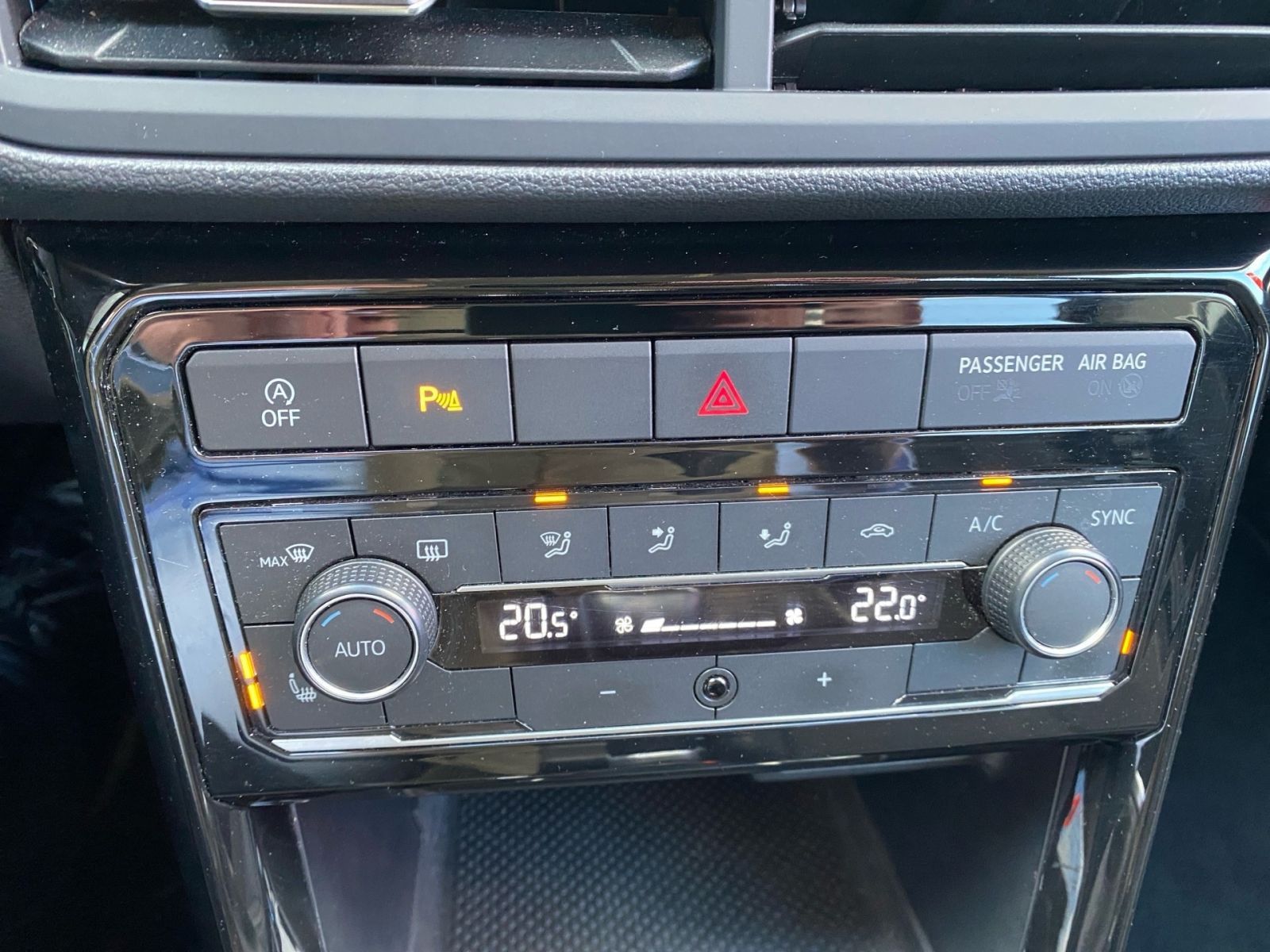Fahrzeugabbildung Volkswagen T-Cross 1.0 TSI Style *Kamera*Sitzheizg*Alu*Allw