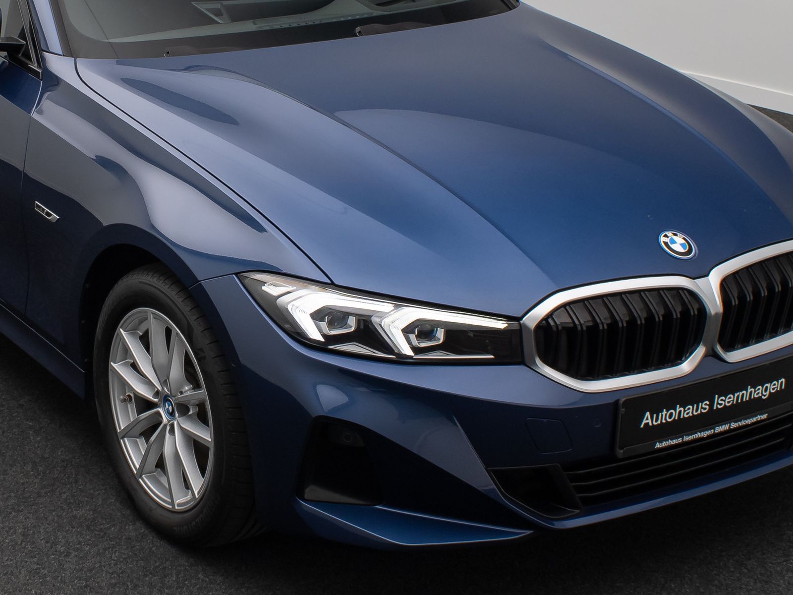 Fahrzeugabbildung BMW 320e HUD Alarm DAB Kamera GeschwindigReg Widscre