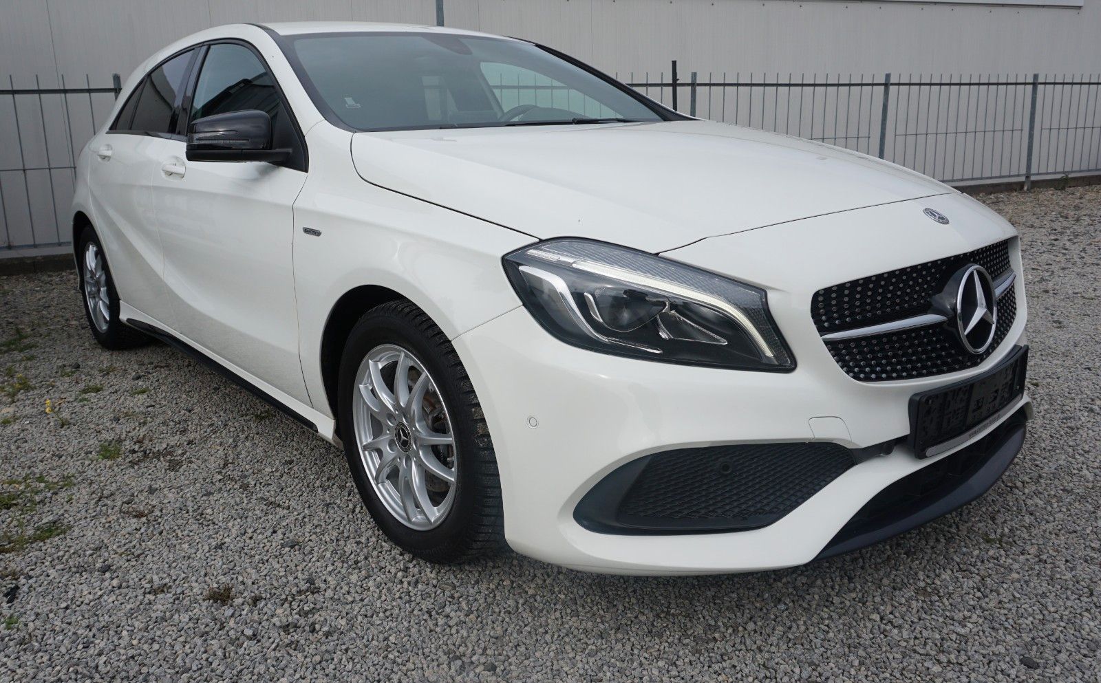 Fahrzeugabbildung Mercedes-Benz A 180d AMG Line T.Leder,LED, Navi,SH,PDC