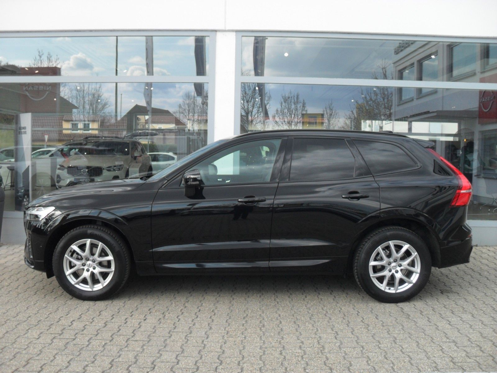 Fahrzeugabbildung Volvo XC 60 B5 Plus Black Edition AWD | HeadUp | 360°