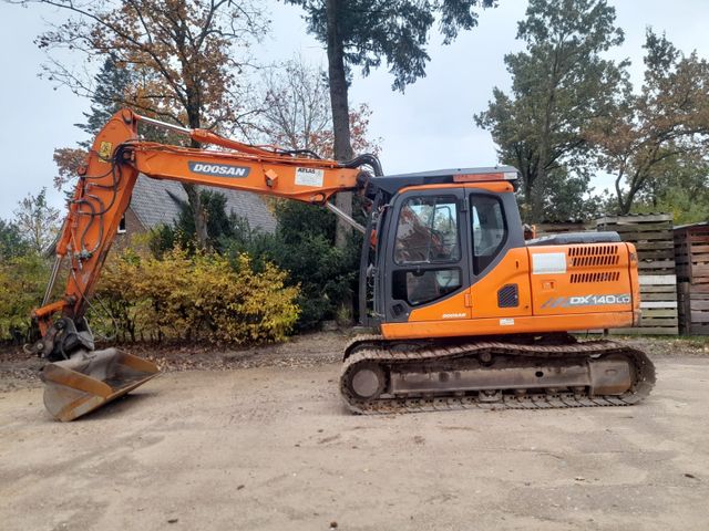 Doosan DX140LC zum top Preis mit Anbaugeräten