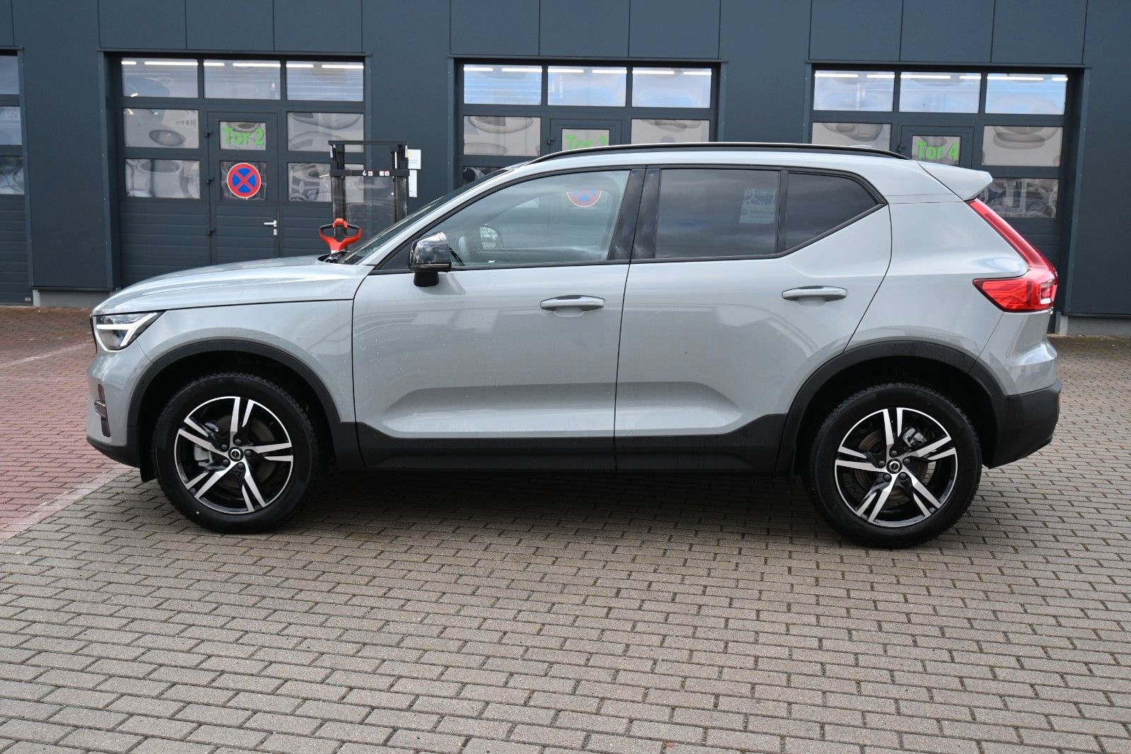 Fahrzeugabbildung Volvo XC40 B4 Benzin DKG Plus Dark*STDHZG*BLIS*ACC*AHK