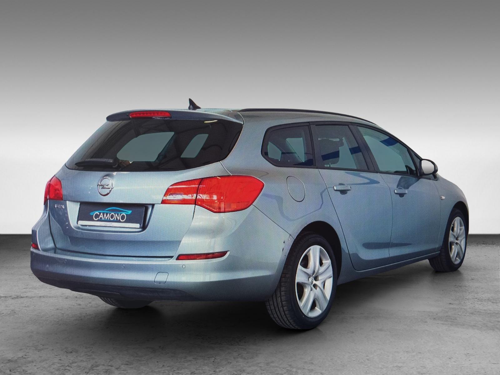 Opel Astra 2011 — салон