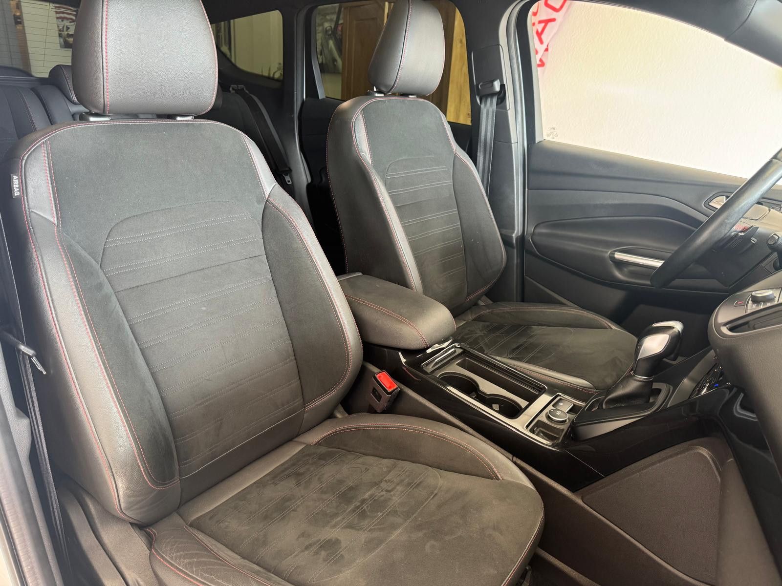 Fahrzeugabbildung Ford Kuga ST-Line / AHK/NAVI/KLIMA/8.FACH BEREIFT