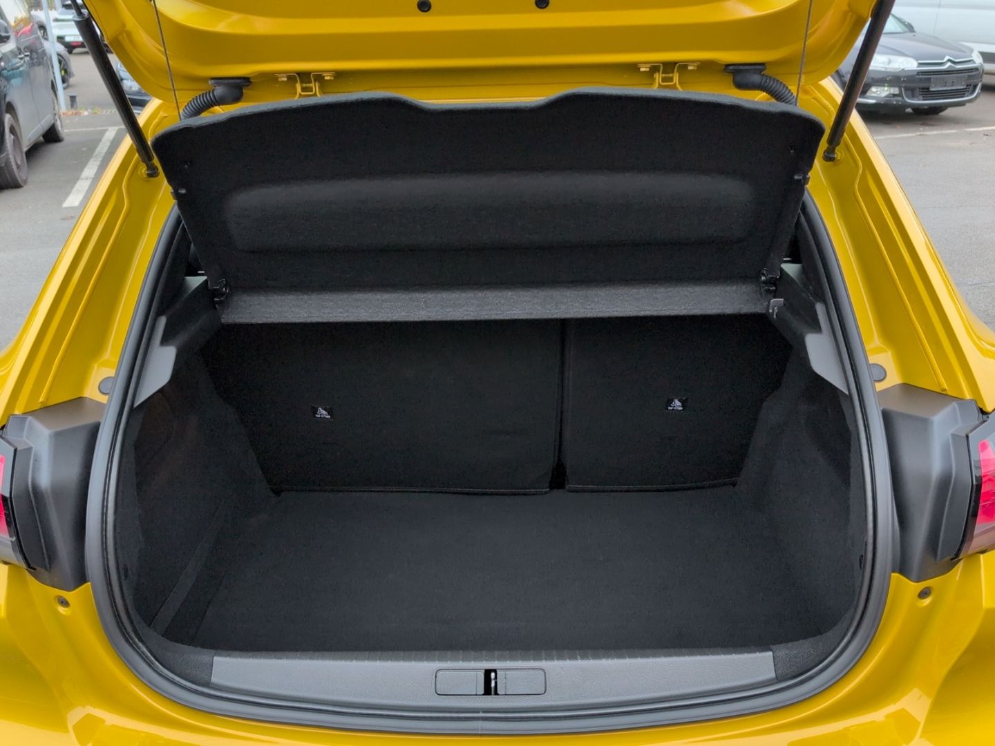 Fahrzeugabbildung Peugeot 208 Active Pack Elektromotor     136  CarPlay