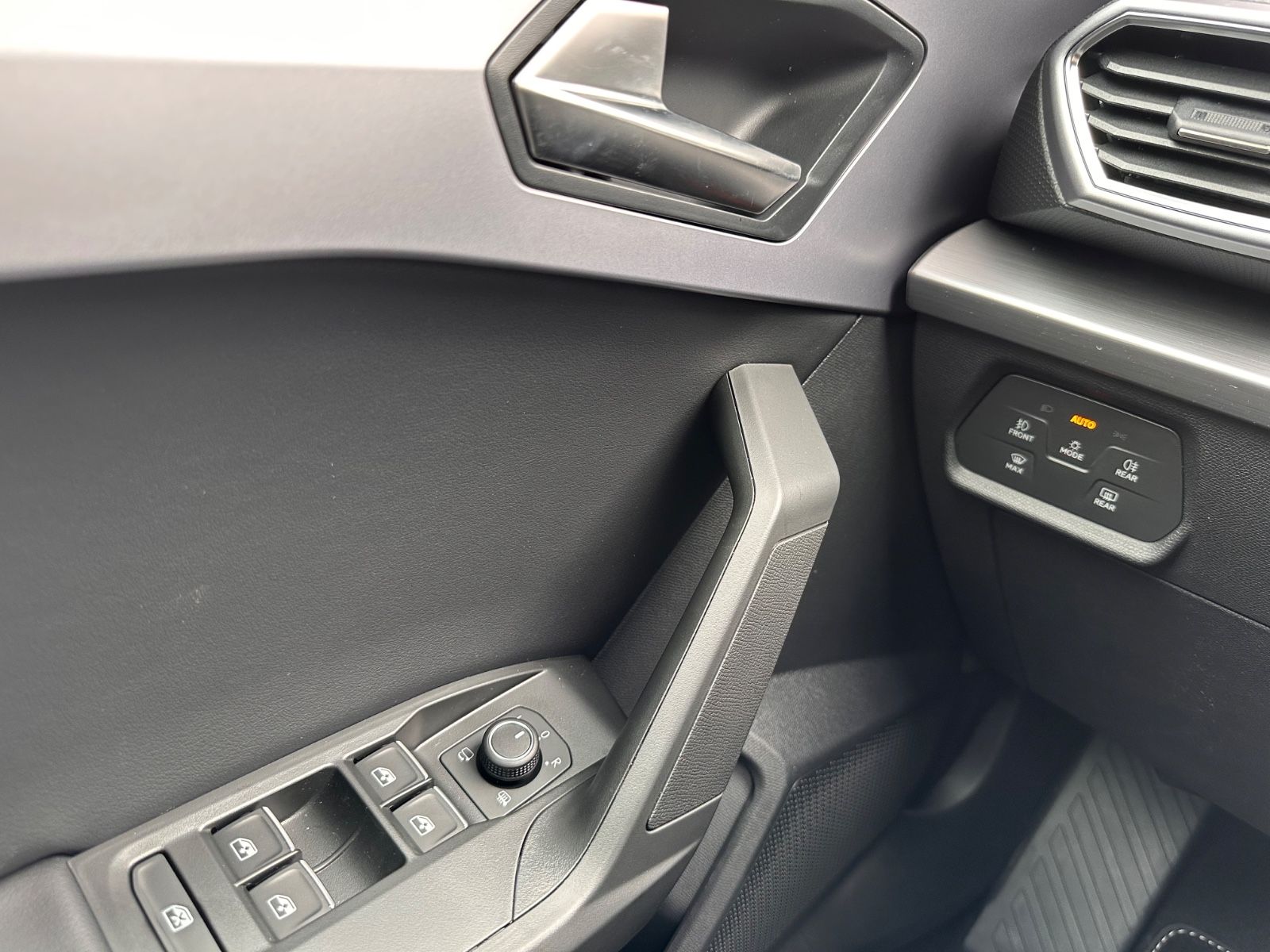 Fahrzeugabbildung SEAT Leon FR 1.5 eTSI LED/PDC/SHZG/RFK/APP