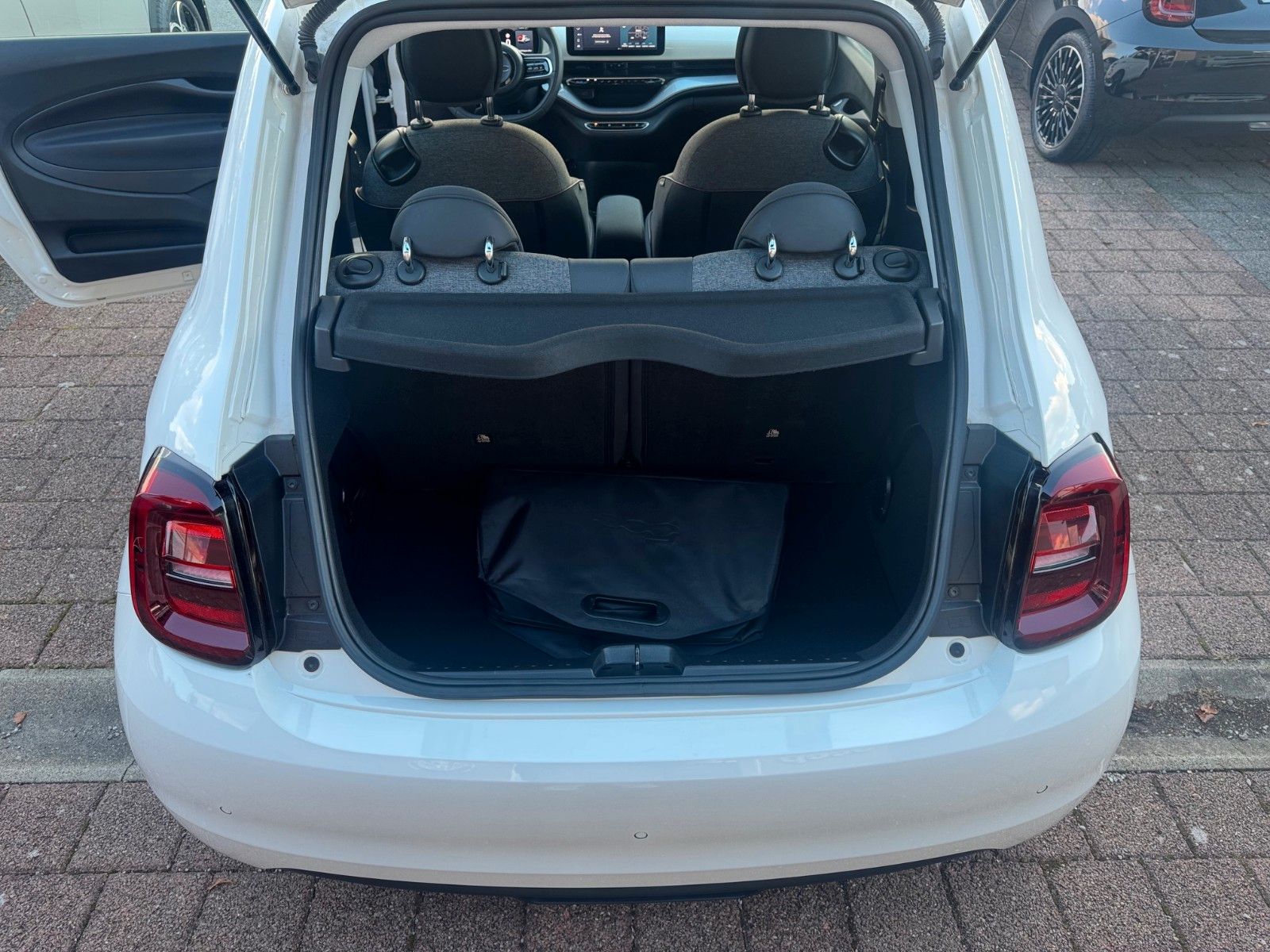 Fahrzeugabbildung Fiat 500e 3+1 Icon Navi Sitzheizung Kamera Tempomat
