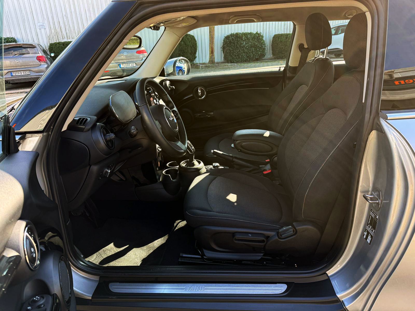 Fahrzeugabbildung MINI Cooper Aut. Essential-Trim LED KAM PDC SHZ AMBI