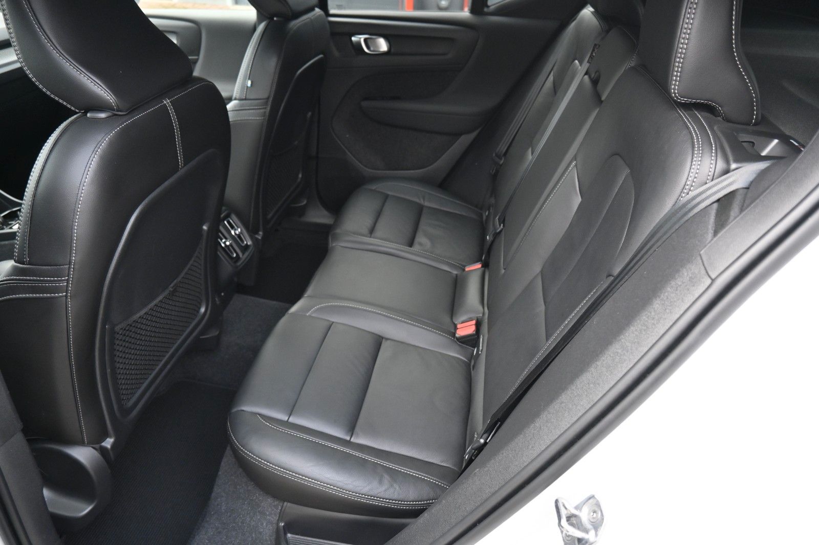 Fahrzeugabbildung Volvo XC40 T3 R Design *PANO*RFK*H&K*Leder*