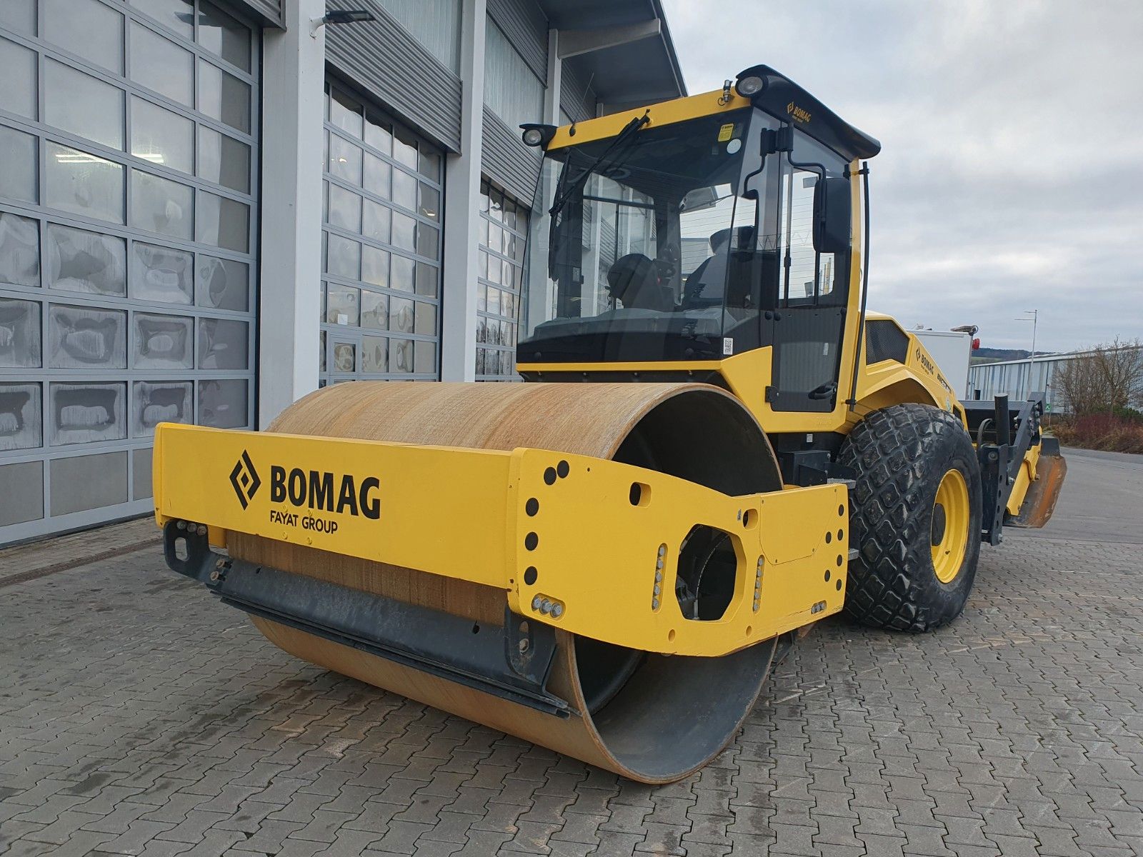 Fahrzeugabbildung BOMAG BW 213 DH / nur 1.087h / Plattenanbauverdicht