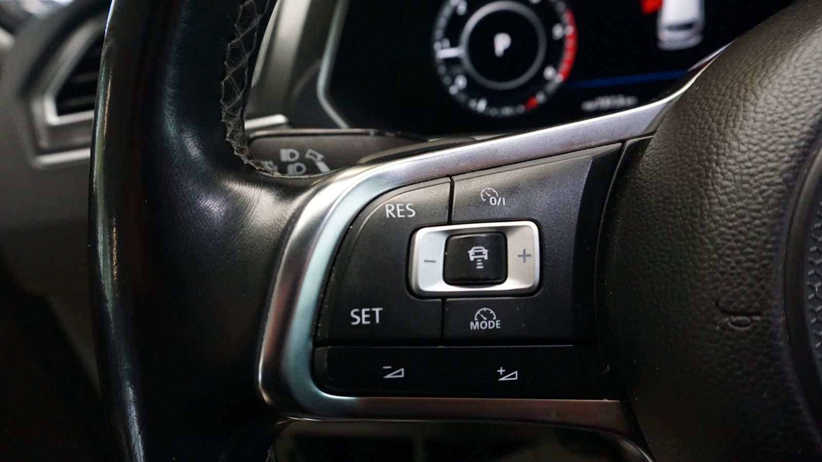Fahrzeugabbildung Volkswagen Tiguan 4Motion R line *PANO*KAMERA*PERLMUTT*