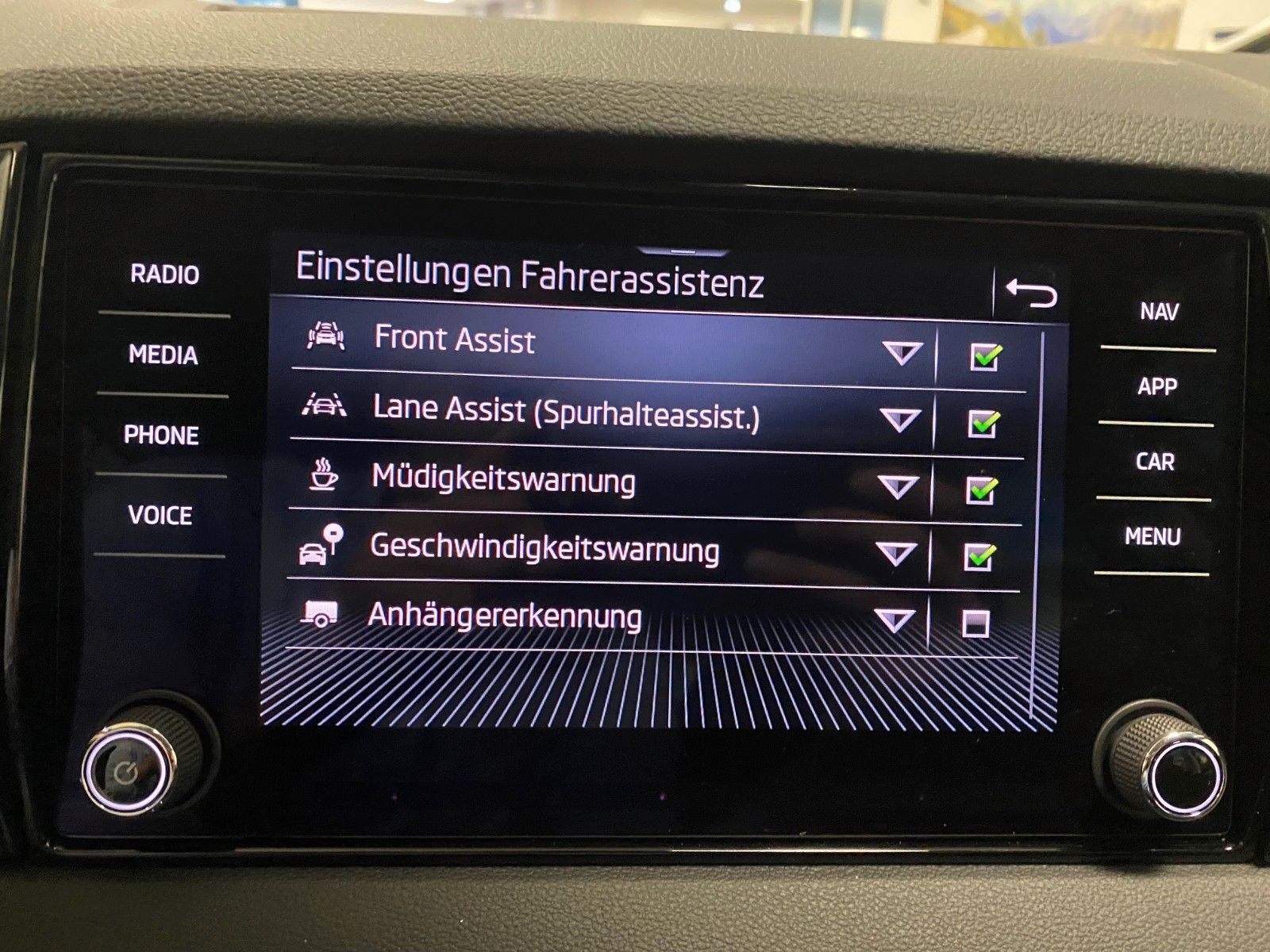 Fahrzeugabbildung SKODA Karoq 1.5 TSI DSG Selection+AHK schwenk.+KAMERA+