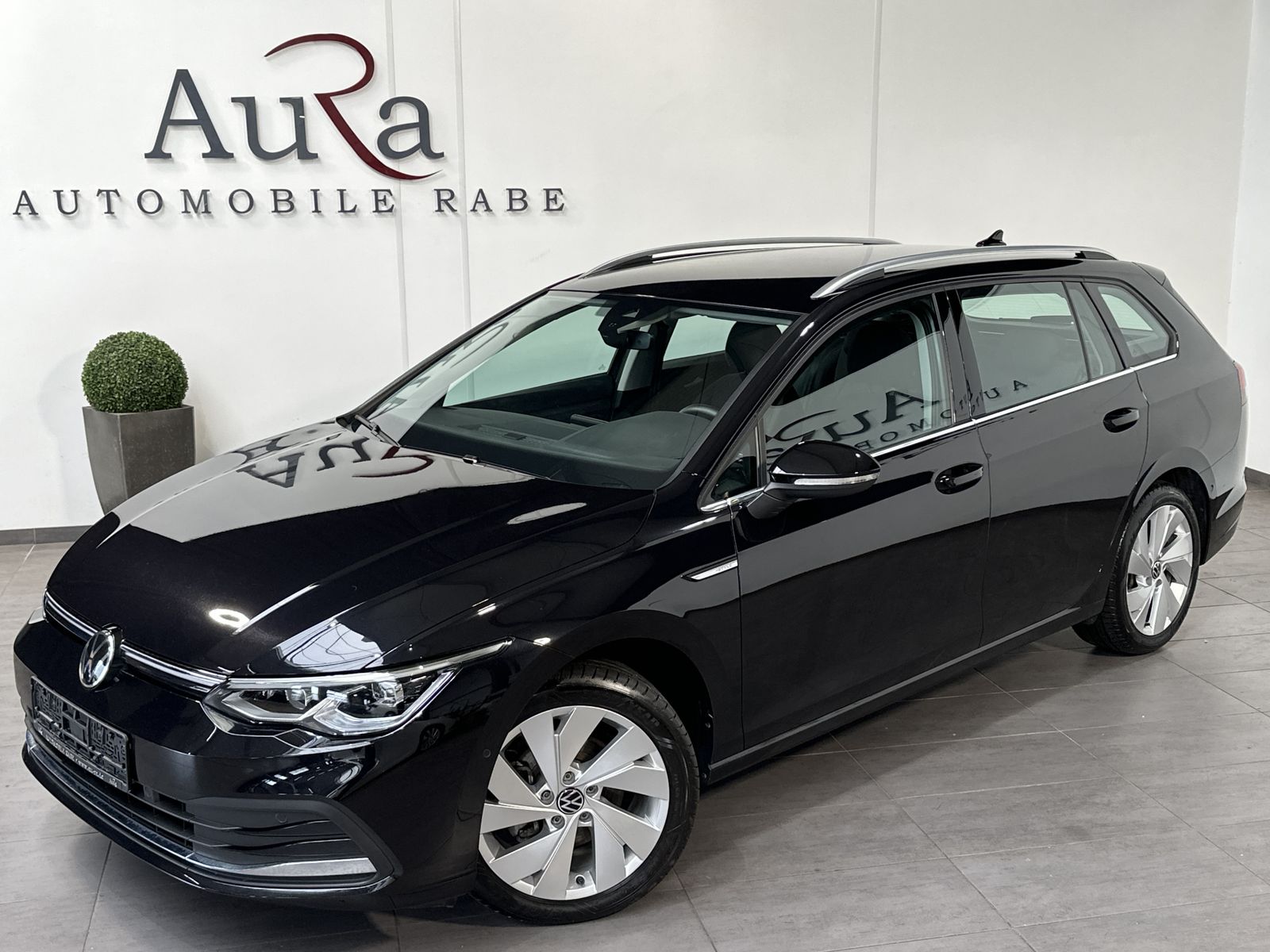 Fahrzeugabbildung Volkswagen Golf Variant 1.5 eTSI DSG Style NAV+LED+ACC+VC