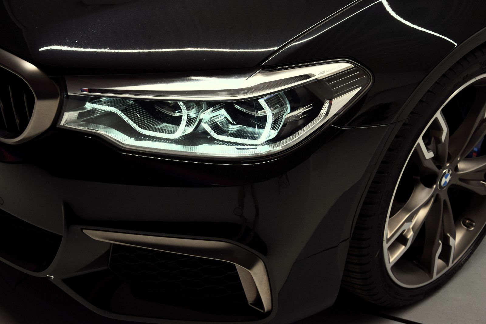 Fahrzeugabbildung BMW M550d xDr Tour Pano H/K HuD ACC Sitzlüft Massage