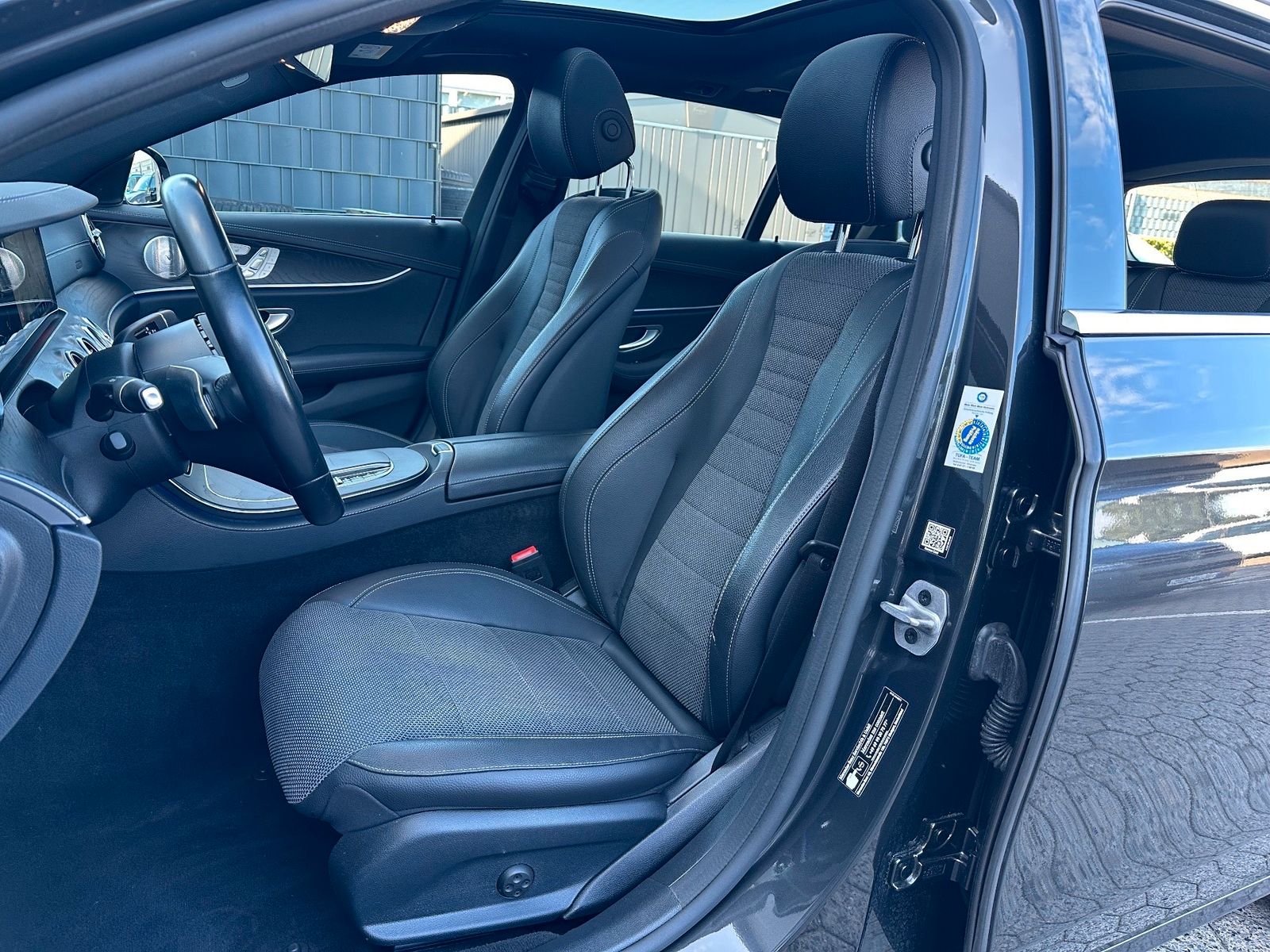 Fahrzeugabbildung Mercedes-Benz E 220 d T Avantgarde NAV+LED+PANORAMA+DISTRONIC