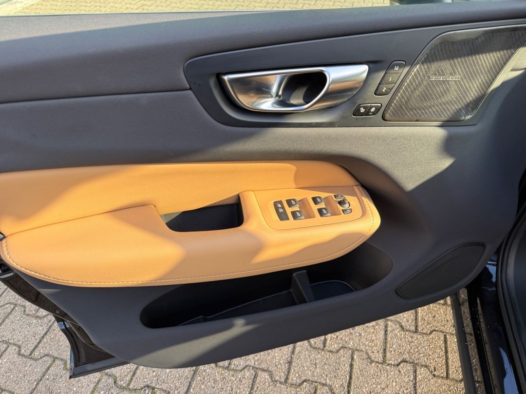 VOLVO XC60 T6 AWD Plug-in Hybrid Plus Bright Adaptives VOLVO XC60 T6 AWD Plug-in Hybrid Plus Bright Adaptives