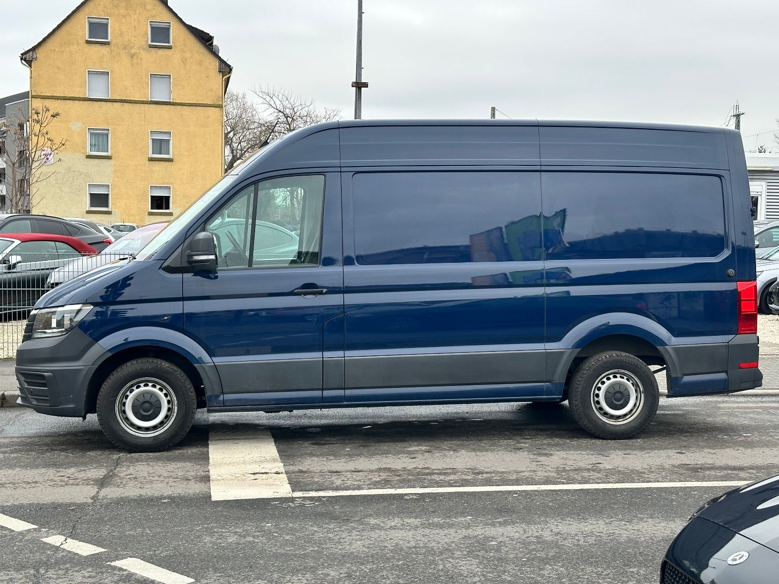 Fahrzeugabbildung Volkswagen CRAFTER KASTEN M.2021 35 MITTELLANG HOCHDACH RWD