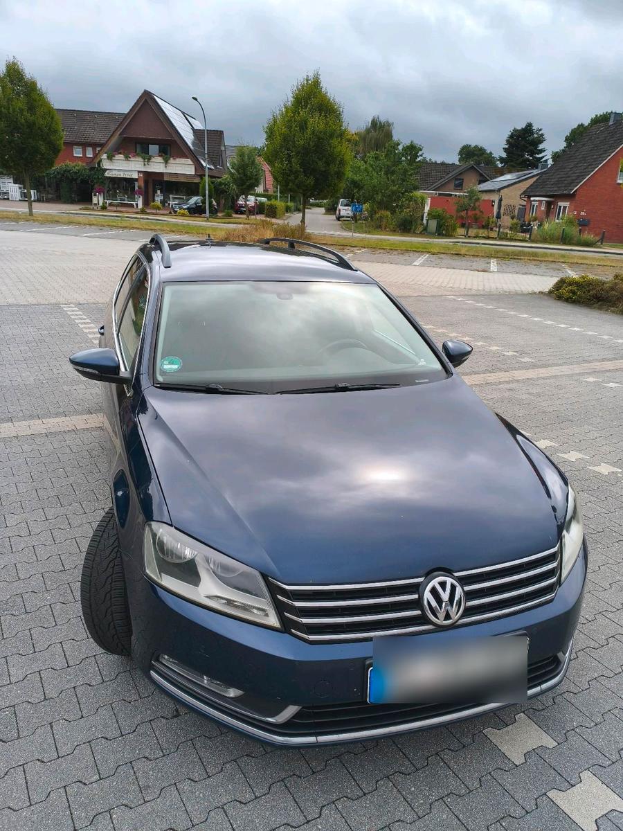 Volkswagen Passat 2011 — rear view