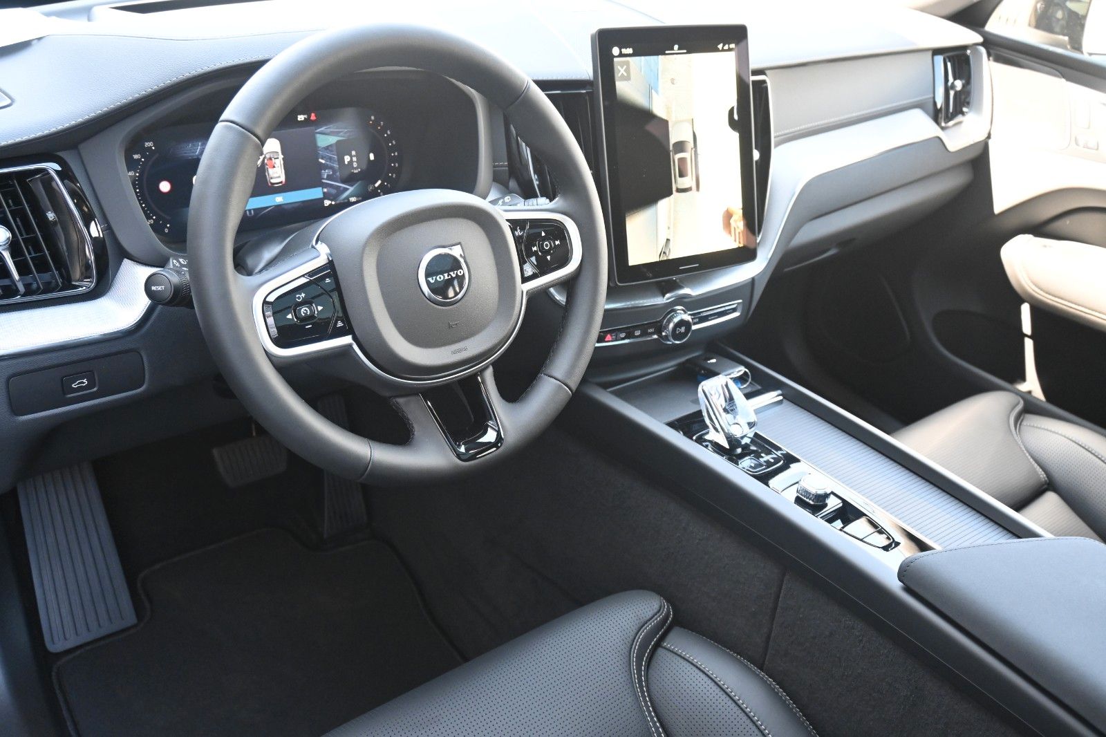 Fahrzeugabbildung Volvo XC60 B5 AWD Ultra Black Edition*LUFT*360*ACC*AHK