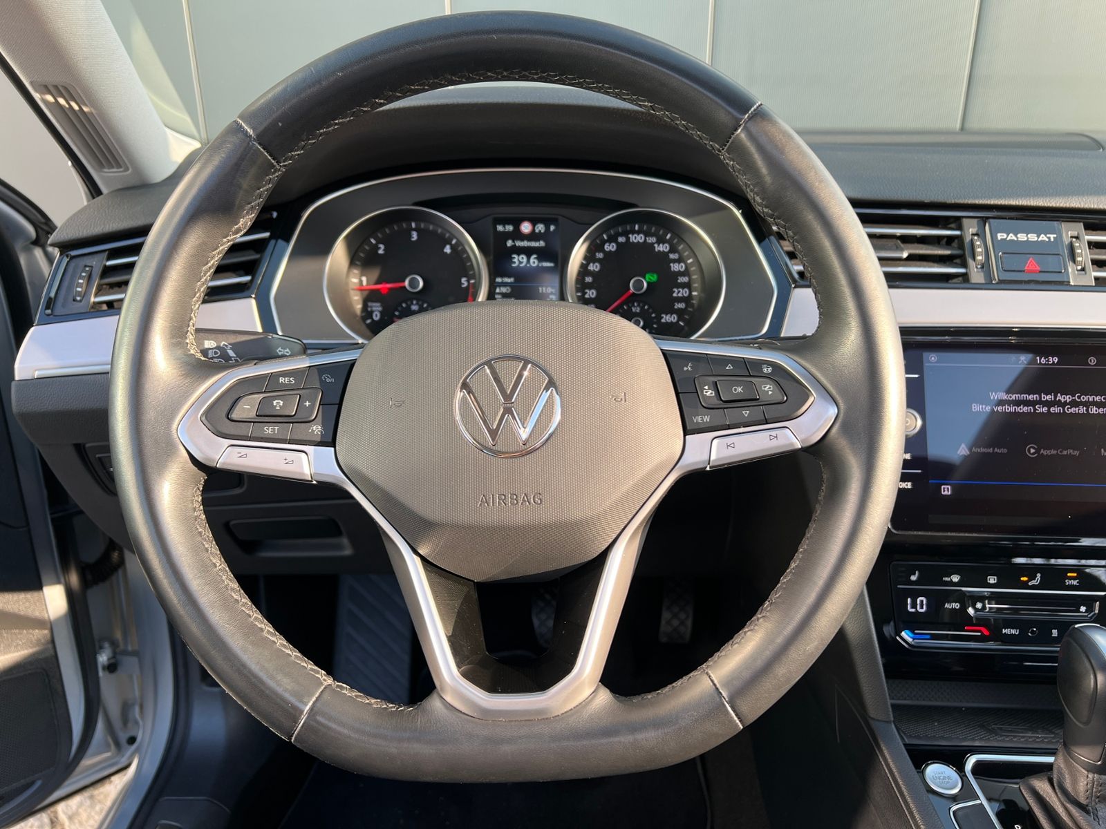 Fahrzeugabbildung Volkswagen Passat Variant Elegance 2.0 TDI DSG *AHK, IQ.Lig
