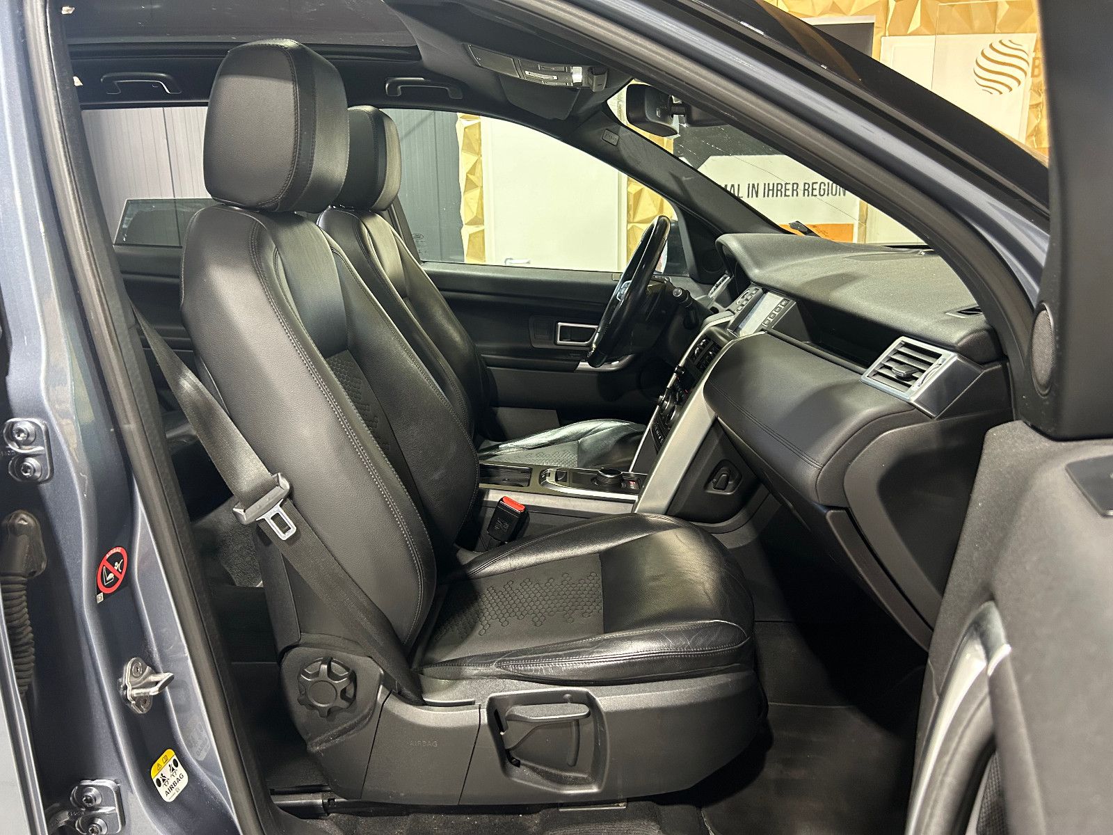 Fahrzeugabbildung Land Rover Discovery Sport SE AWD/PANO/ACC/NAVI/KAMERA/SHZ