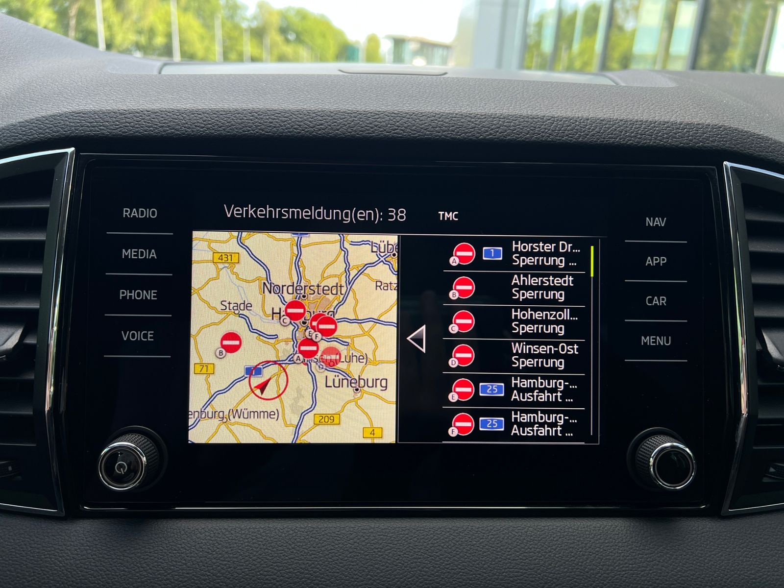 Fahrzeugabbildung SKODA Karoq Style 1.5 TSI ACT DSG *AHK,LED,Navi,18''-L