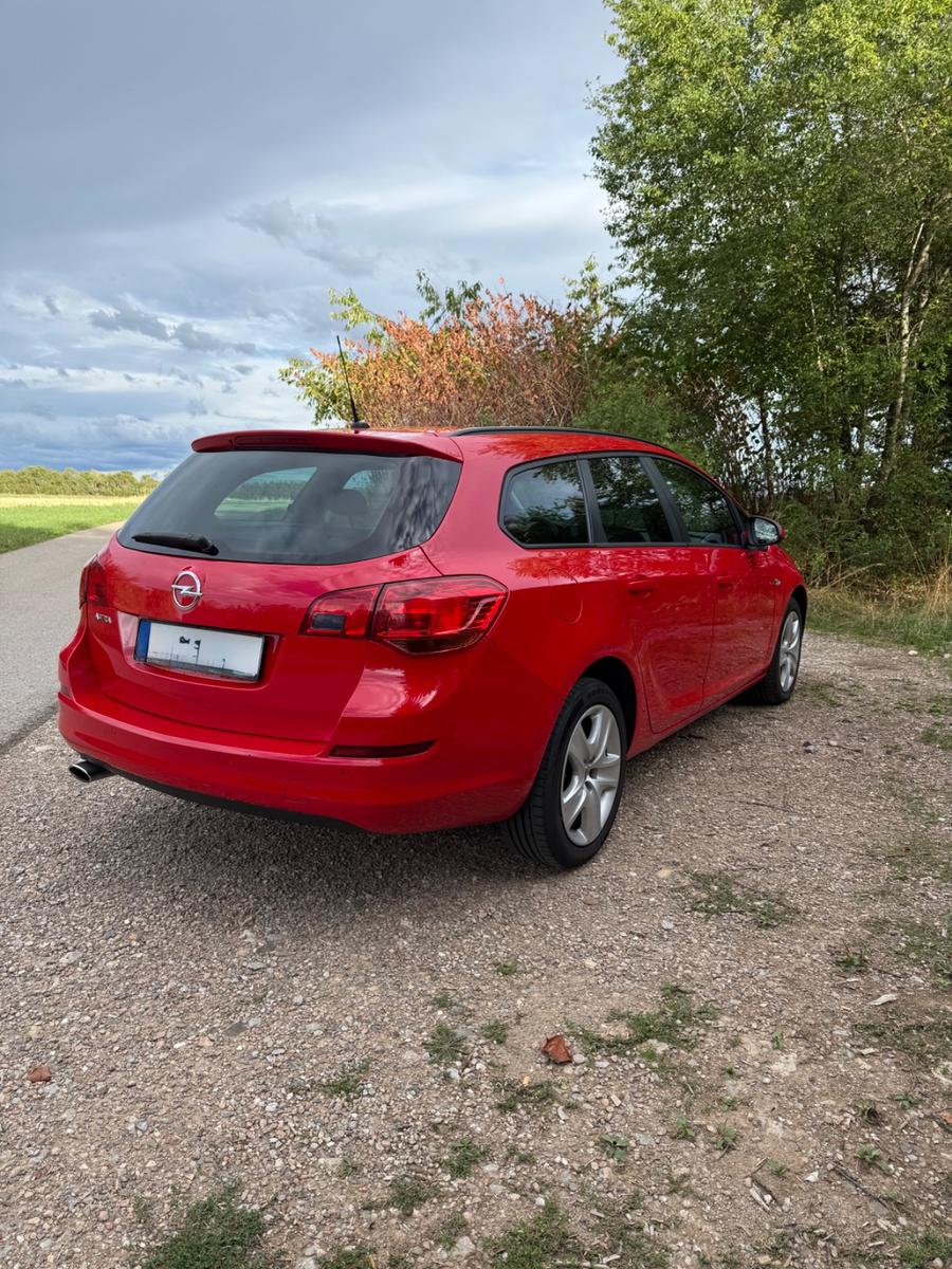 Opel Astra 2011 — photo 7
