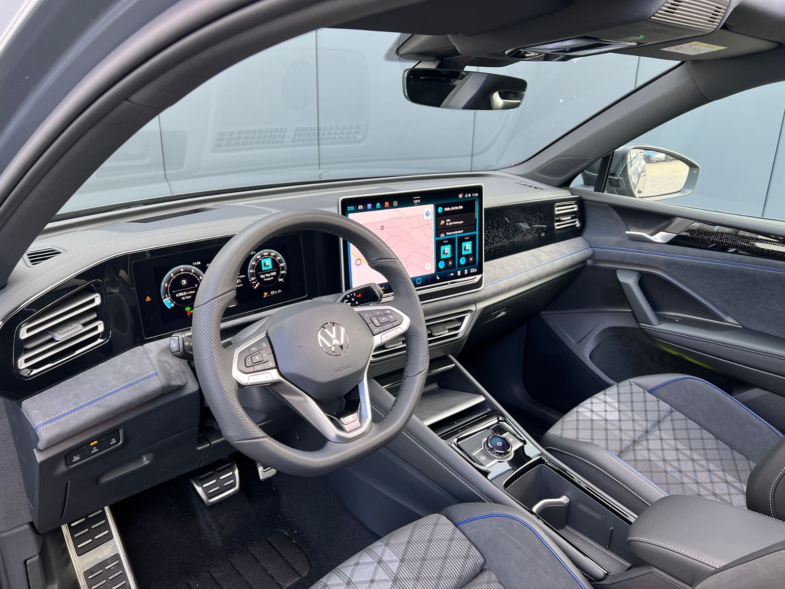 Fahrzeugabbildung Volkswagen Tiguan R-Line 1.5 eTSI DSG *AHK, ACC, IQ.Light,