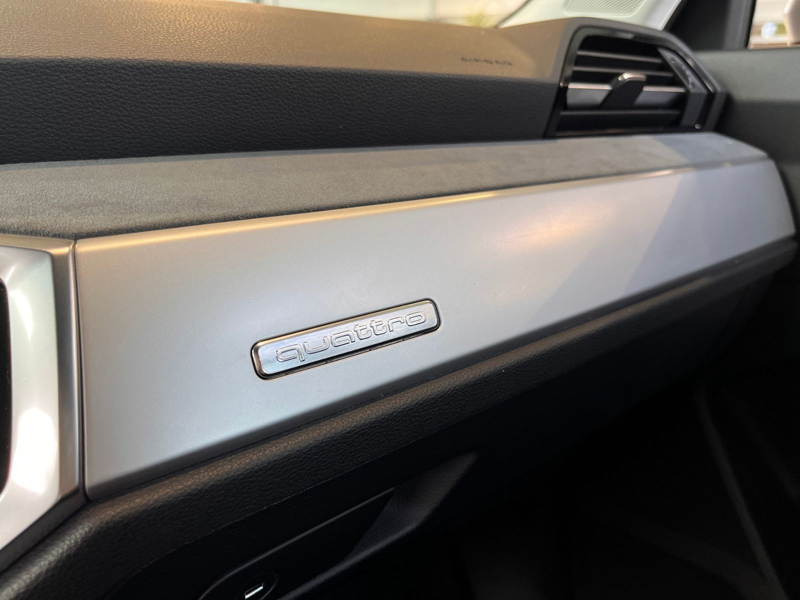 Fahrzeugabbildung Audi Q3 40 TFSI quattro advanced PANO AHK LED