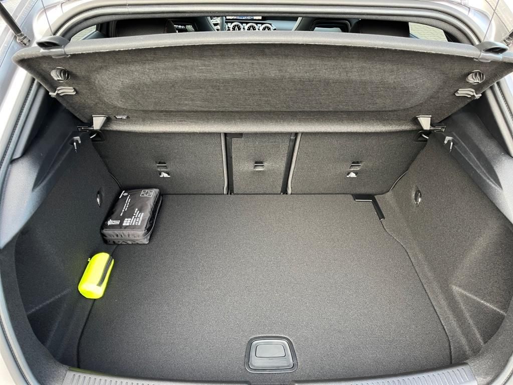 Fahrzeugabbildung Mercedes-Benz A 200 +AMG-ADVANCED+NIGHT+PANORAMA+WINTER-PAKET+