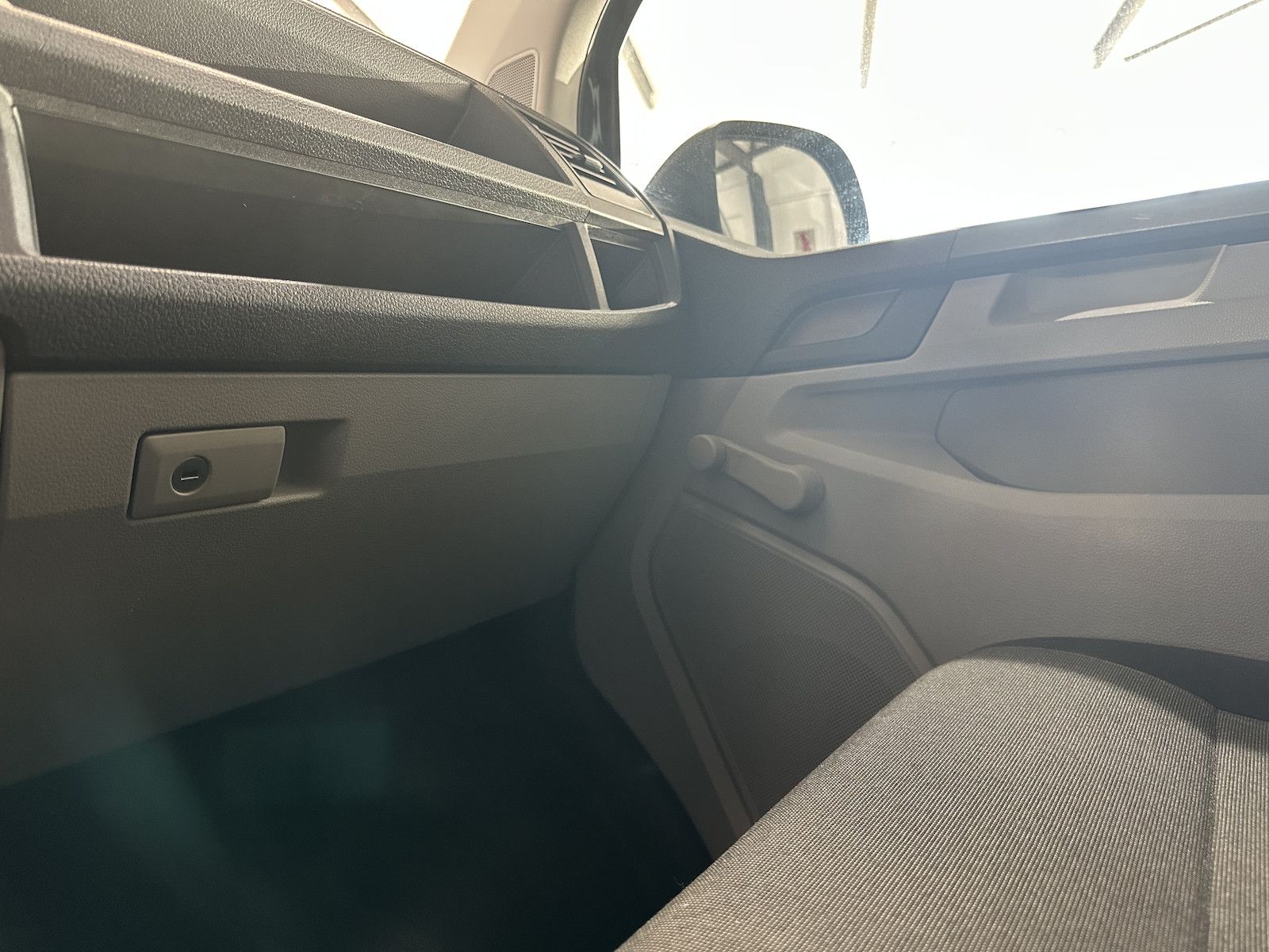 Fahrzeugabbildung Volkswagen T6 Kasten 2.0 TDI Kurz/1.Hd/U-Frei/3-Sitzer/PDC/