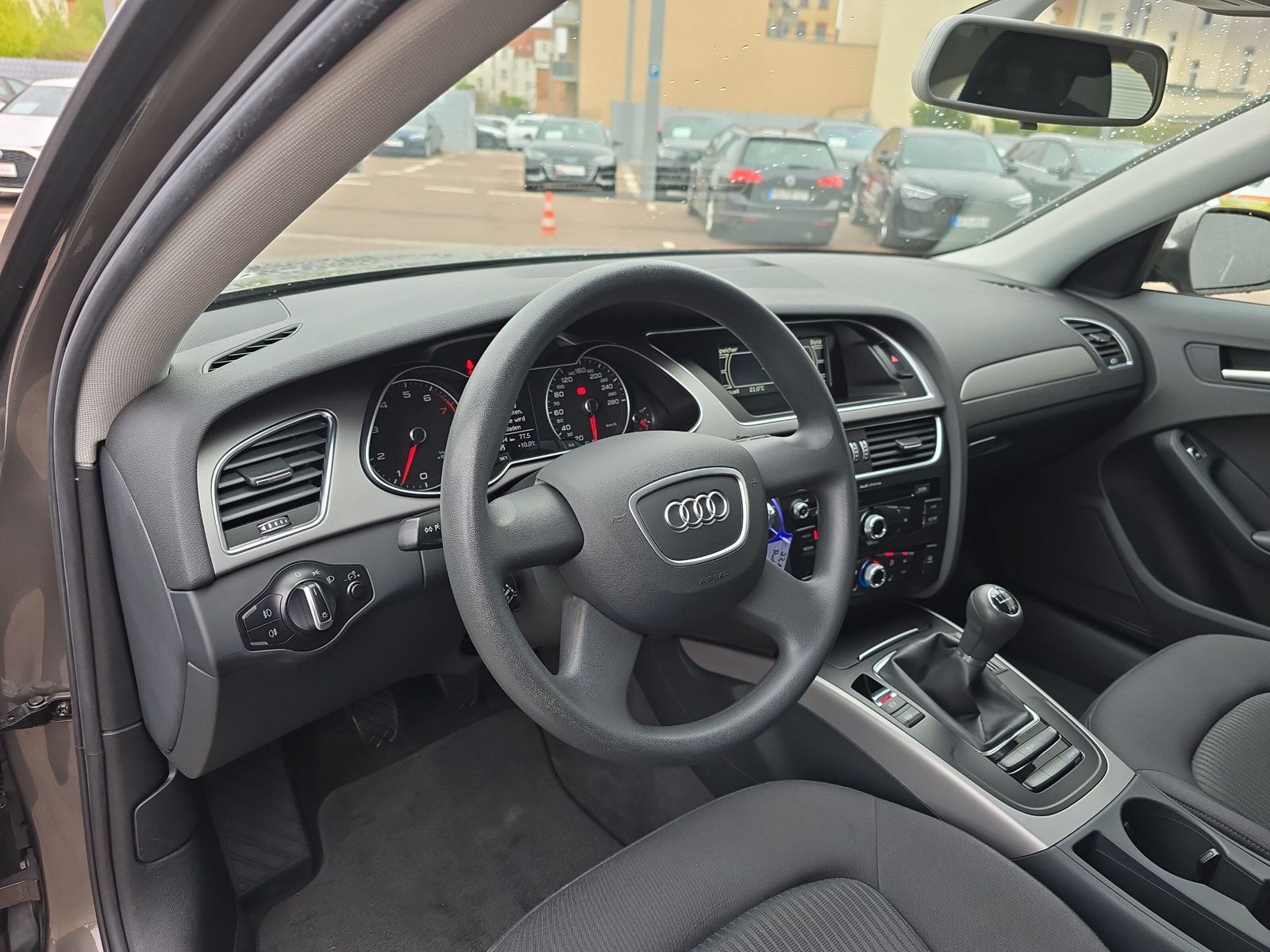 Fahrzeugabbildung Audi A4 Avant 1.8 TFSI Attraction 1.HAND XENON AHK