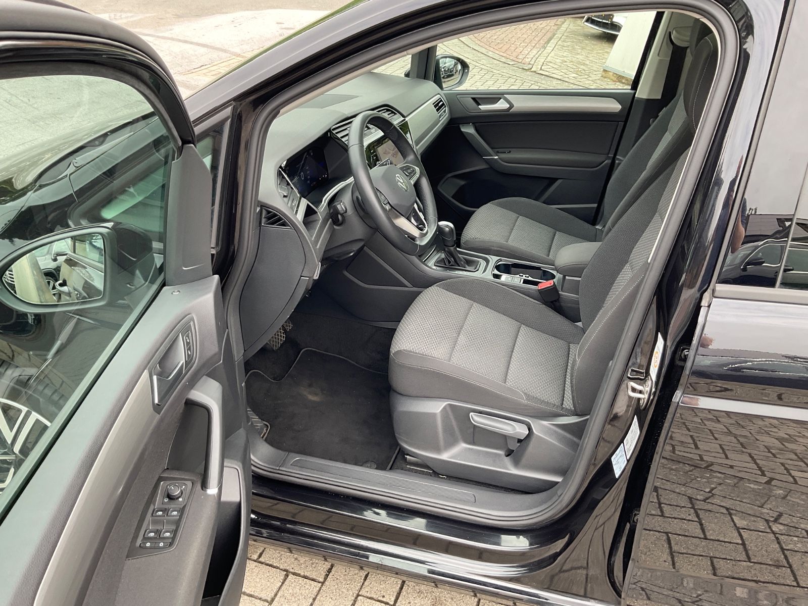 Fahrzeugabbildung Volkswagen Touran 1.5 TSI DSG,7 Sitze,AHK,Standheizung,Pano