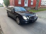 Mercedes-Benz E 280 T AVANTGARDE - Mercedes-Benz E 280 mit Benzin-Antrieb: Schiebedach, Kombi