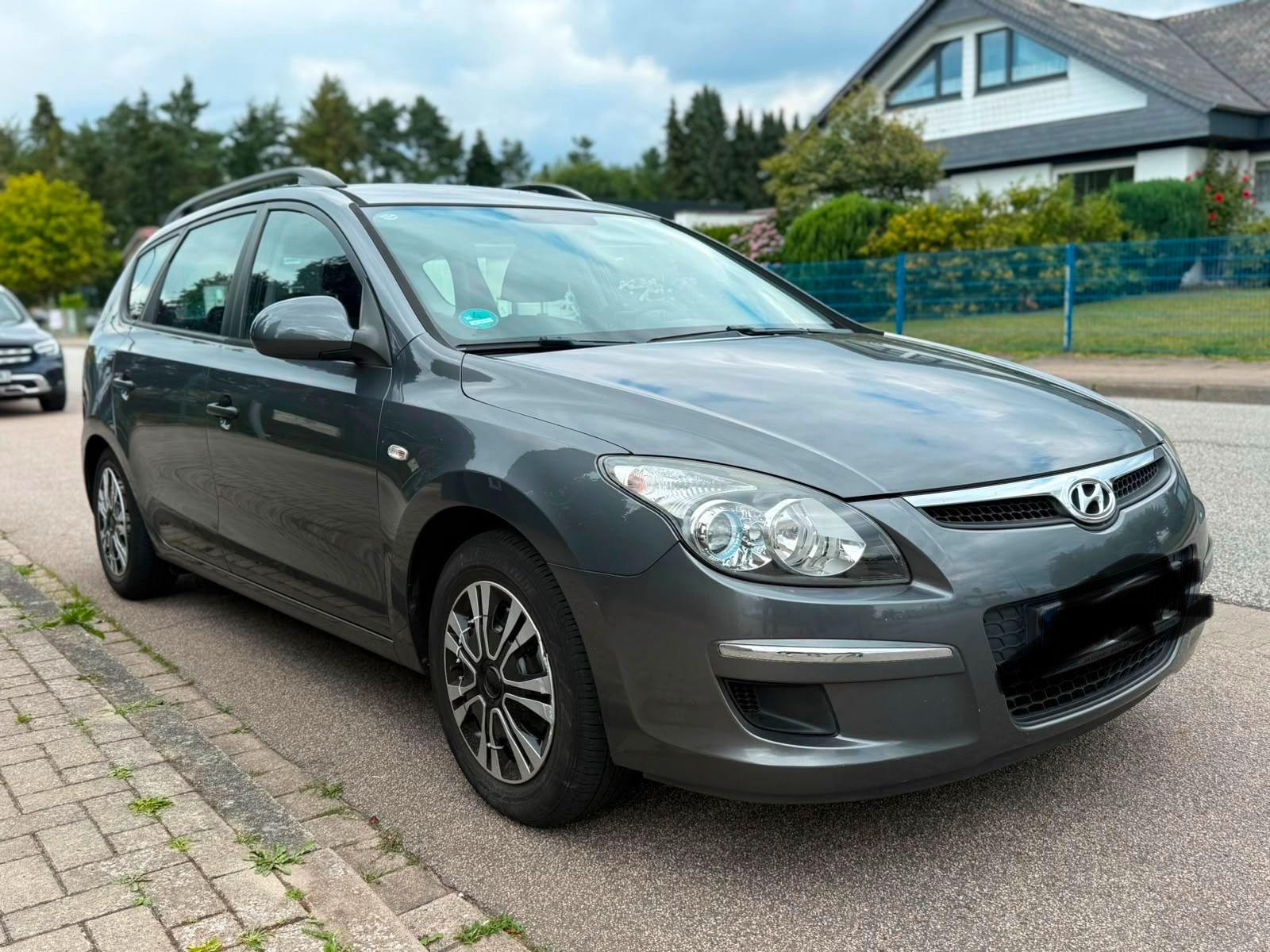 Hyundai i30 2010 — interior