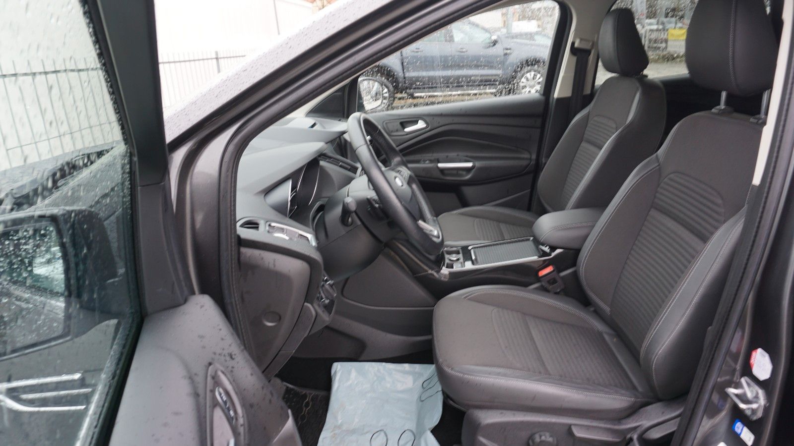 Fahrzeugabbildung Ford Kuga Titanium, Navi, Allrad, PDC, LED