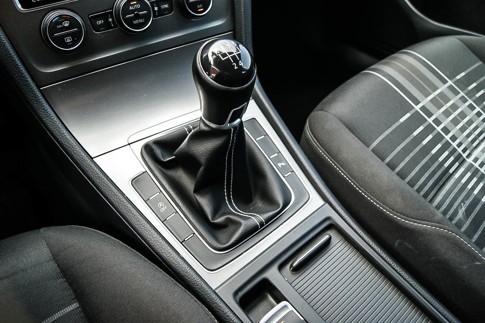 Fahrzeugabbildung Volkswagen Golf VII 1.6 TDI Lounge Bi-XENON NAVIGATION PDC