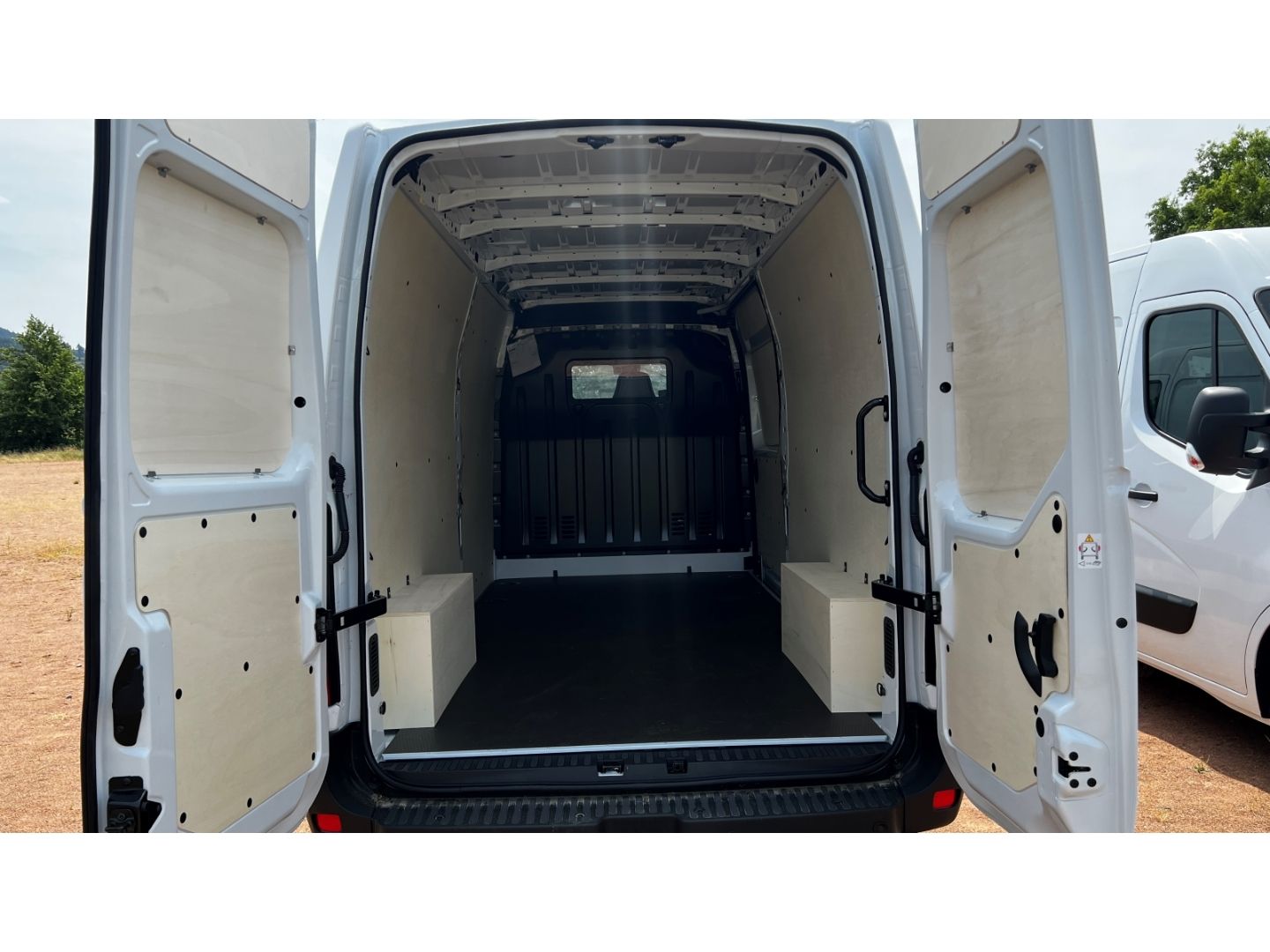 Fahrzeugabbildung Renault Master Kasten L3H2 HKa 3,5t 3 AHK Totwinkelassis