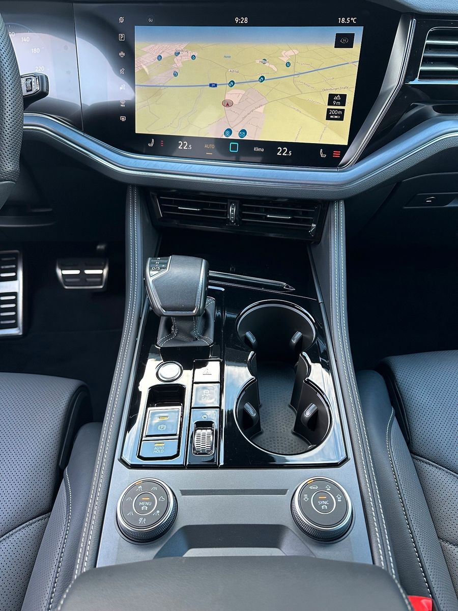 Fahrzeugabbildung Volkswagen Touareg 3.0 V6 TDI 4M R-Line NAV+LED+20ZOLL+AHK