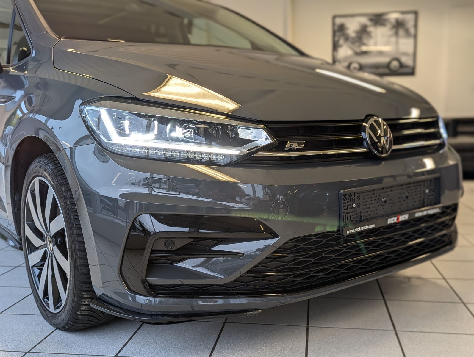 VW Touran 2.0 DSG R-Line High. Pano 7-Si IQ.Drive A - Image 9
