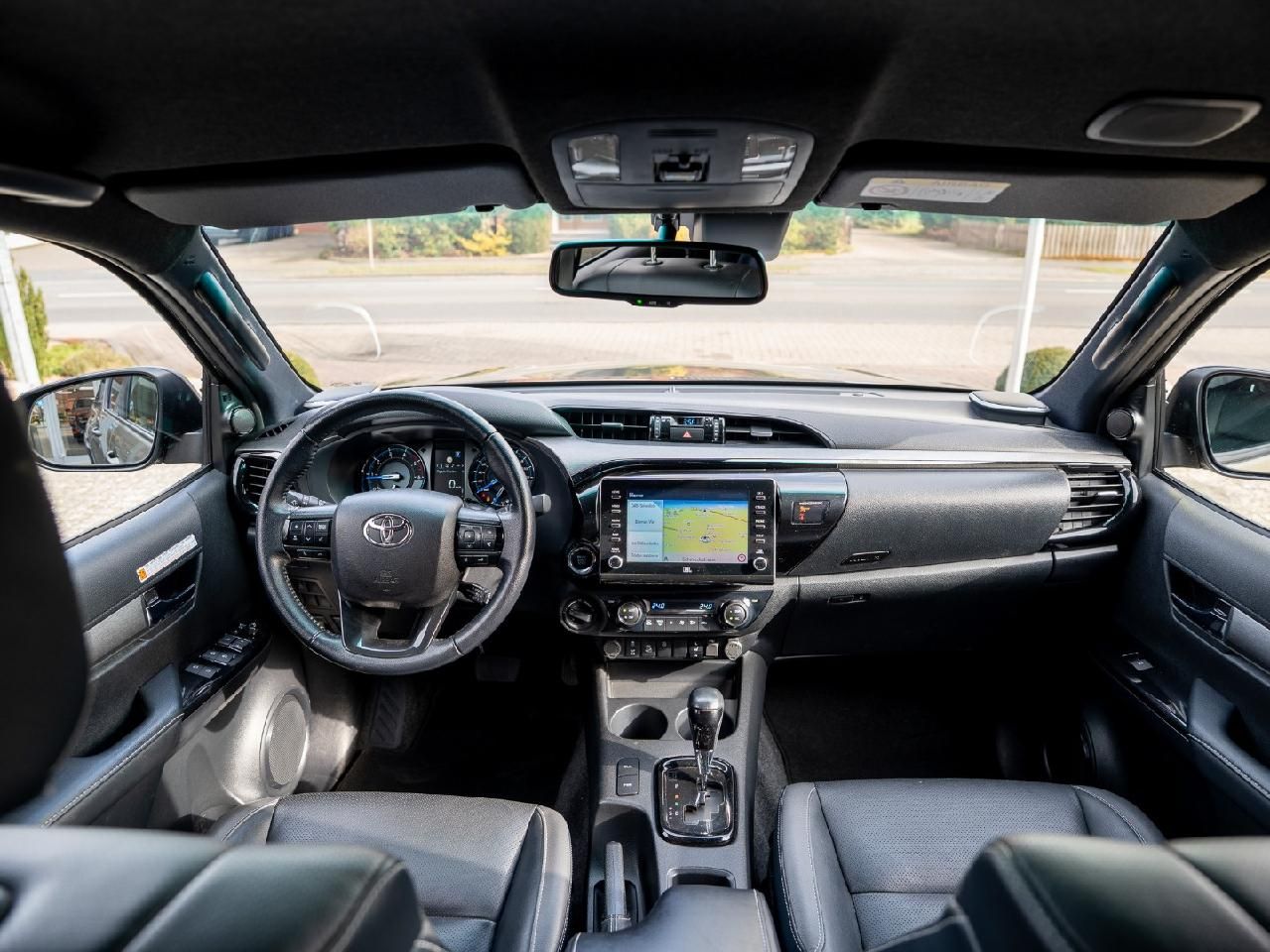 Fahrzeugabbildung Toyota Hilux Double Cab Invincible 4x4