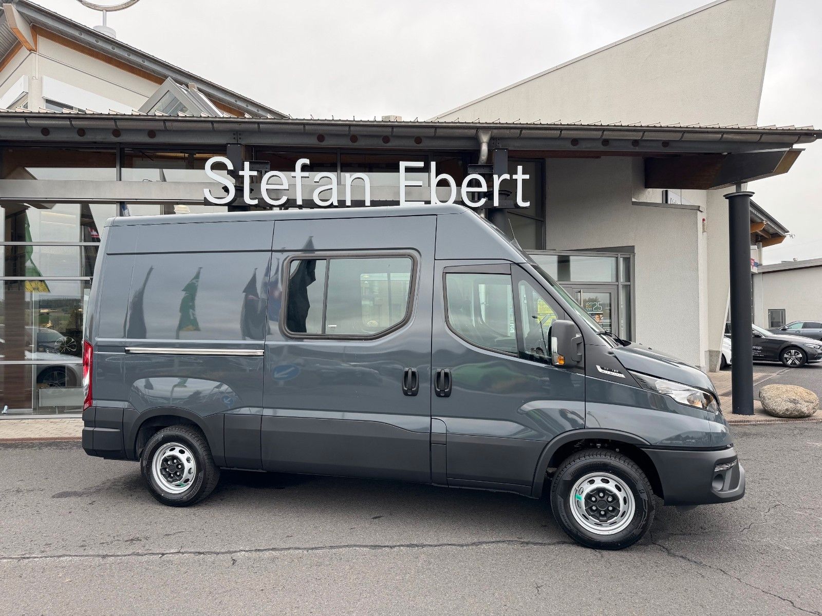Fahrzeugabbildung Iveco Daily 35S18HA8 3.0L *R3.520mm*AHK*2xSchiebetür*