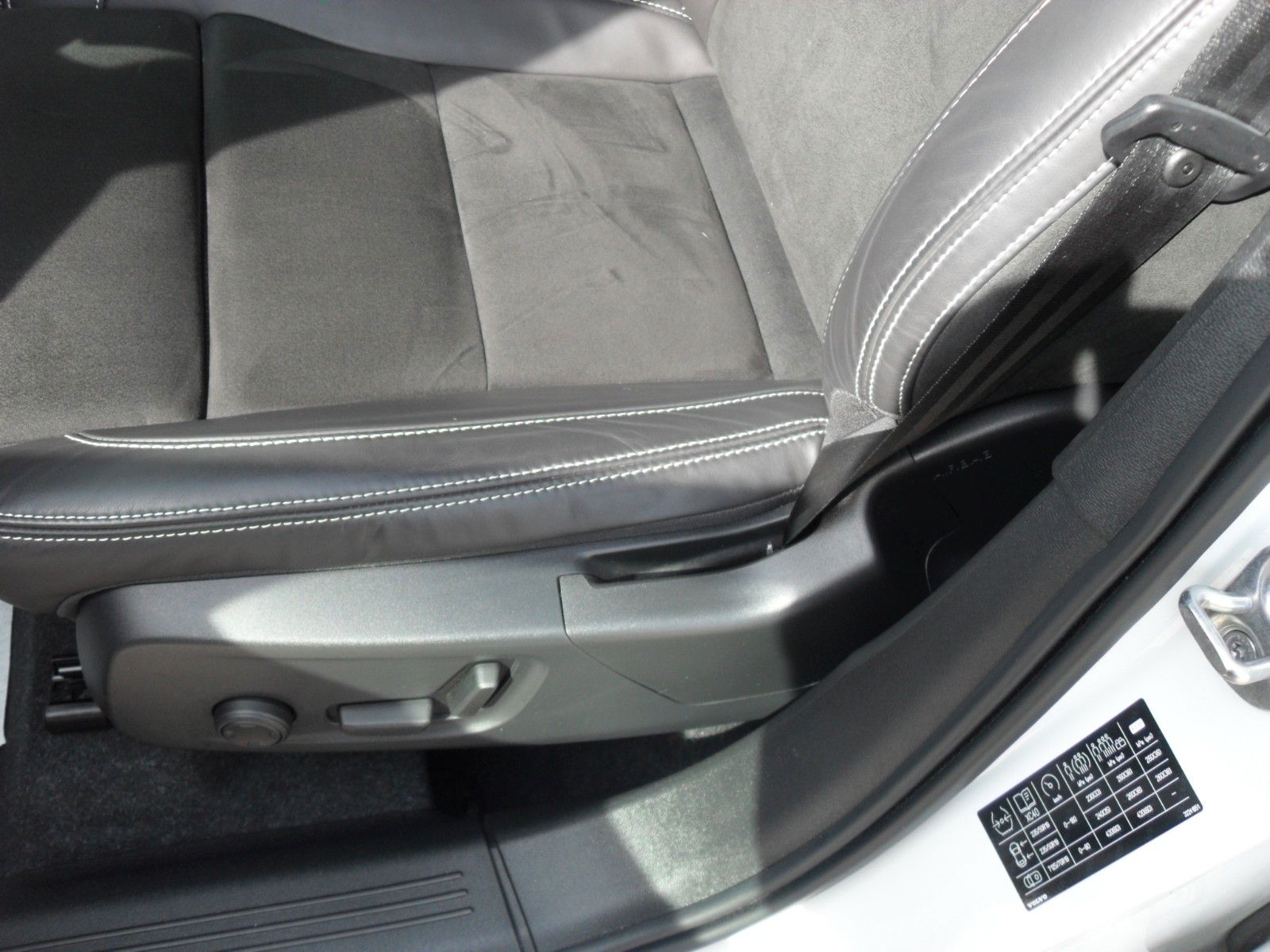 Fahrzeugabbildung Volvo XC 40 T5 R- Design Recharge Plug-In Hybrid