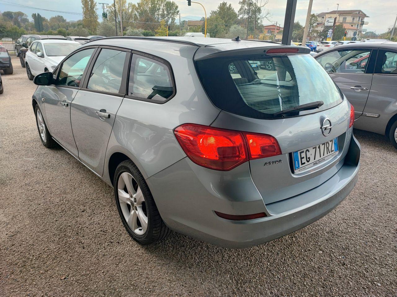 Opel Astra 2011 — photo 7