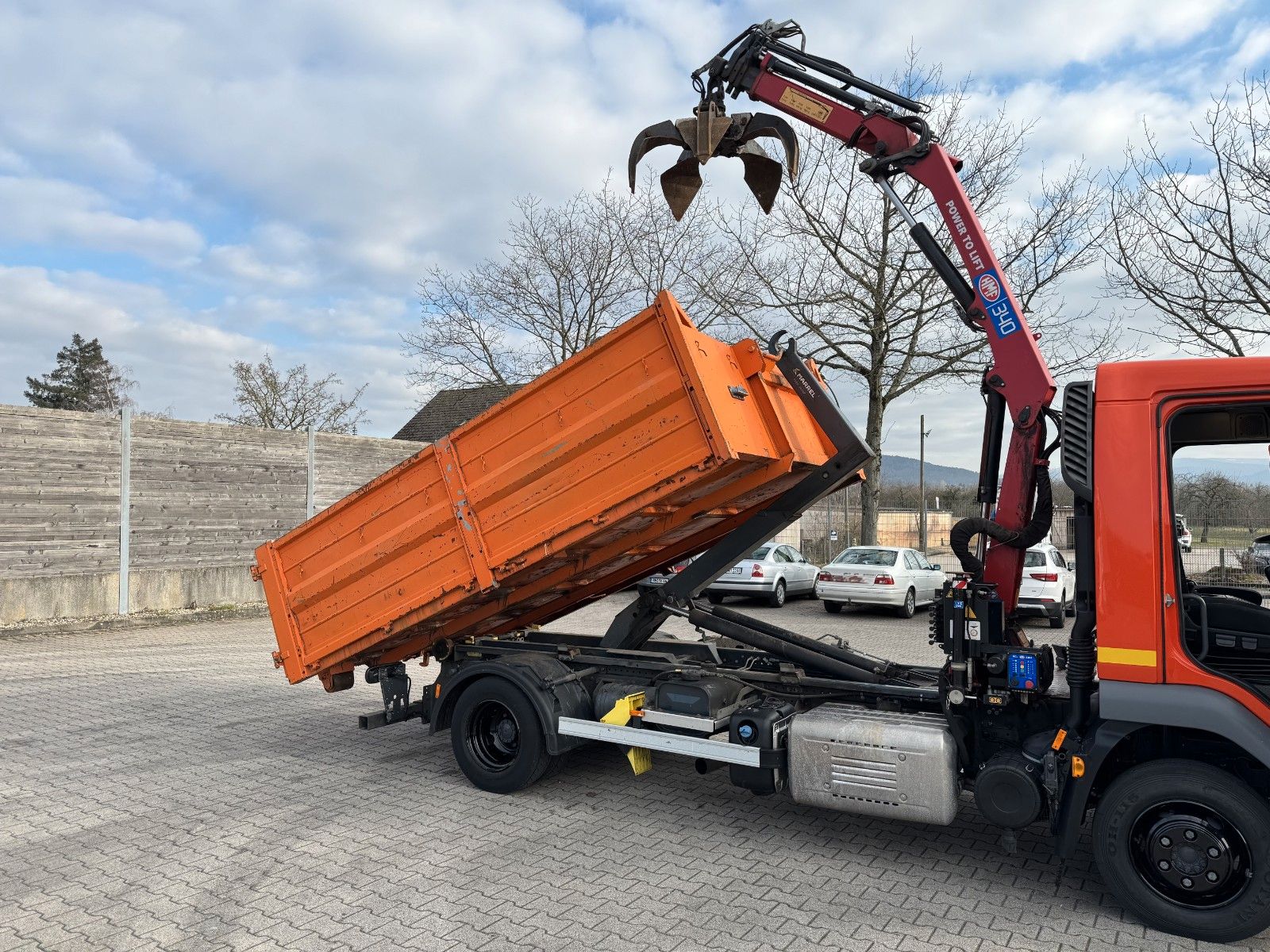Fahrzeugabbildung DAF FA LF 180 8t Abrollkipper mit Ladekran