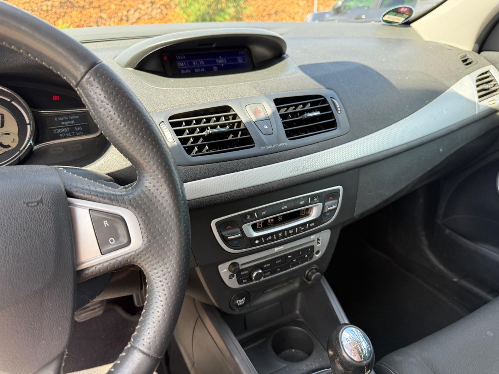Renault Megane 2012 — photo 22