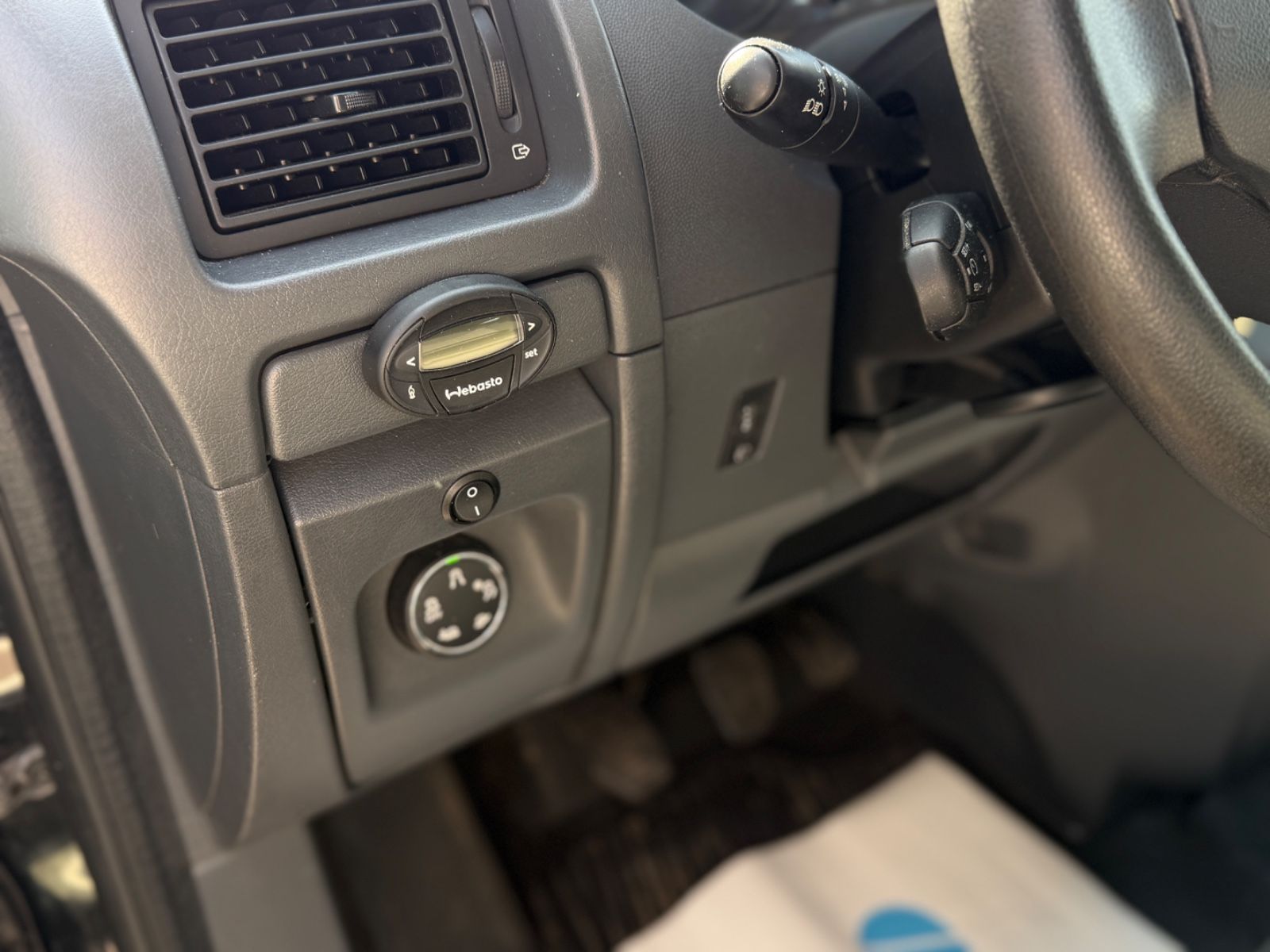 Proace L2H1 Comfort 2.0 6-Sitzer Rollstuhl Rampe