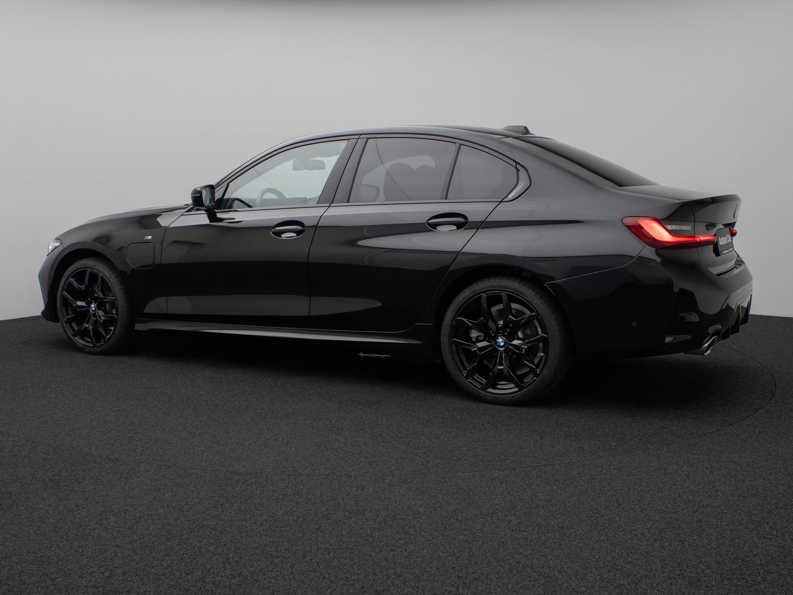 Fahrzeugabbildung BMW 330e M Sport 360°HUD DAB H/K Alarm ParkAs 19Zoll