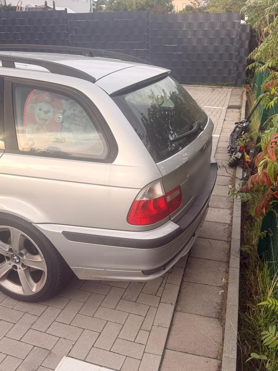 BMW 318 2005 — rear view