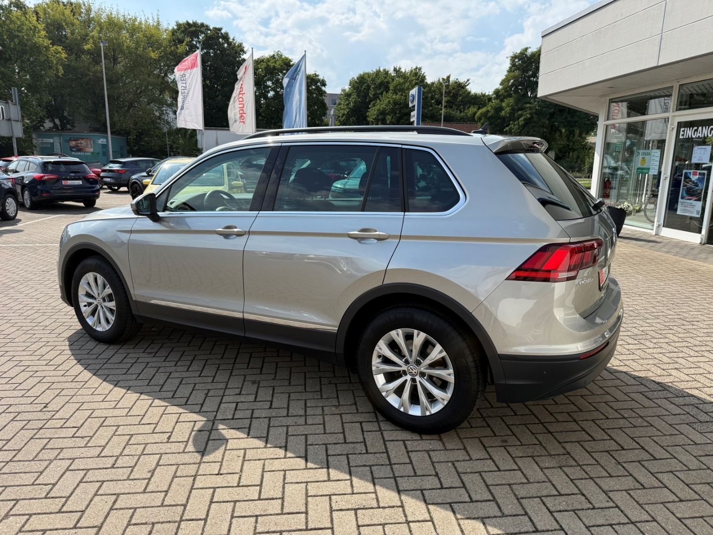 Fahrzeugabbildung Volkswagen Tiguan Comfortline ACC Navi LED PDC RFK WiPa Sic